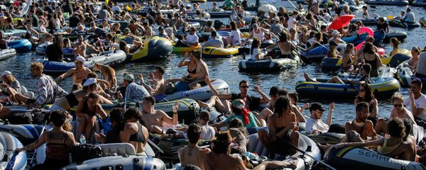 مواطنون يركبون قوارب محتلفة الأحجام والأشكال في قناة لاندوير، في إطار دعم نوادي الرقص الدولية الشهيرة في برلين، التي تضررت بسبب الإغلاق التام بسبب فيروس كورونا في ألمانيا 31 مايو 2020 - سبوتنيك عربي