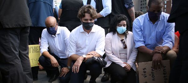 جاستن ترودو يجثو على ركبته في مظاهرة ضد العنصرية - سبوتنيك عربي