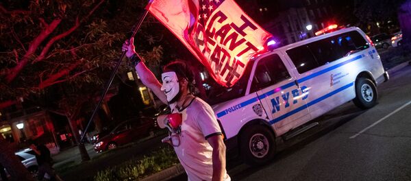 متظاهرون يتظاهرون ضد وفاة جورج فلويد في حجز شرطة مينيابوليس في نيويورك - سبوتنيك عربي