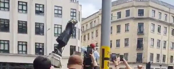 محتجون ضد مقتل فلويد يرمون تمثال تاجر الرقيق في نهر بريستول  - سبوتنيك عربي