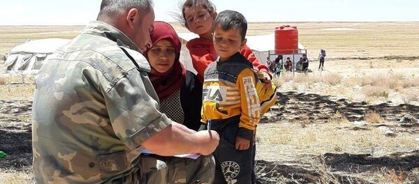 اللاجئون السوريون يغادرون مخيم الركبان تحت مراقبة القوات العسكرية الروسية، سوريا 5 يونيو  2020 - سبوتنيك عربي