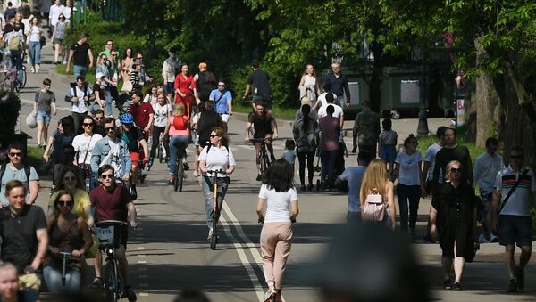 المواطنون في المنتزه المركزي باسم ماكسيم غوركي في موسكو، روسيا 7 يونيو 2020 المواطنون في المنتزه المركزي باسم ماكسيم غوركي في موسكو، روسيا 7 يونيو 2020 - سبوتنيك عربي