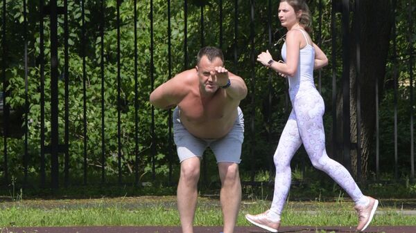 أشخاص يمارسون رياضة الركض في المنتزه المركزي باسم ماكسيم غوركي في موسكو، روسيا  7 يونيو 2020 - سبوتنيك عربي