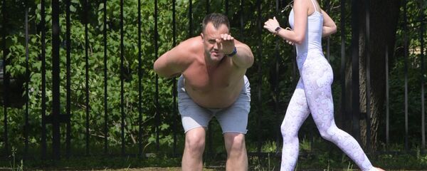 أشخاص يمارسون رياضة الركض في المنتزه المركزي باسم ماكسيم غوركي في موسكو، روسيا  7 يونيو 2020 - سبوتنيك عربي