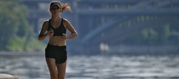 أشخاص يمارسون رياضة الركض في المنتزه المركزي باسم ماكسيم غوركي في موسكو، روسيا  7 يونيو 2020 - سبوتنيك عربي