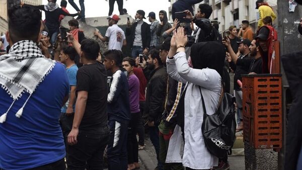 مسعفة ساتر الموت في تظاهرات العراق تضمد جراحها بالفن مسعفة ساتر الموت في تظاهرات العراق تضمد جراحها بالفن - سبوتنيك عربي