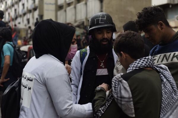 مسعفة ساتر الموت في تظاهرات العراق تضمد جراحها بالفن مسعفة ساتر الموت في تظاهرات العراق تضمد جراحها بالفن - سبوتنيك عربي