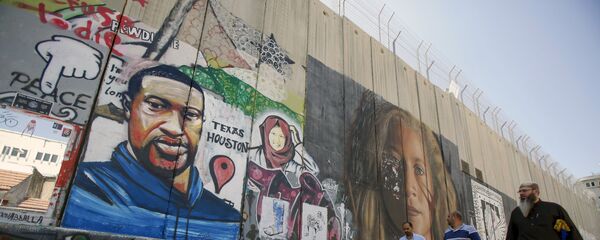 رسم غرافيتي لجورج فلويد على الجدار الفاصل في بيت لحم، الضفة الغربية المحتلة، يونيو/ حزيران 2020 - سبوتنيك عربي