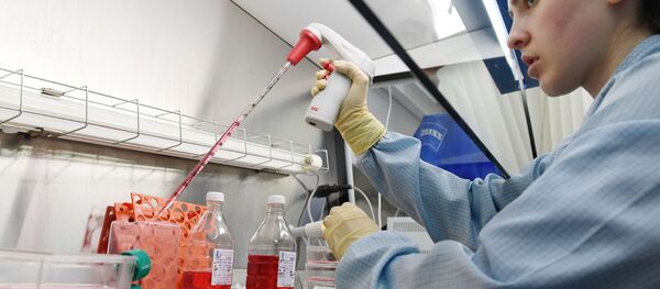 العمل على مشروع ابتكار علاج مرض كوفيد - 19 في قازان، روسيا - سبوتنيك عربي