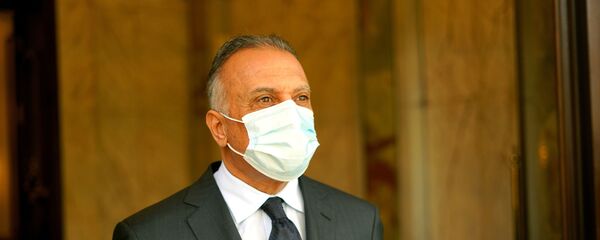 رئيس الوزراء العراقي مصطفى الكاظمي يقف في مكتبه في بغداد وهو يرتدي قناعا للوجه بعد تفشي فيروس كورونا رئيس الوزراء العراقي مصطفى الكاظمي يقف في مكتبه في بغداد وهو يرتدي قناعا للوجه بعد تفشي فيروس كورونا - سبوتنيك عربي