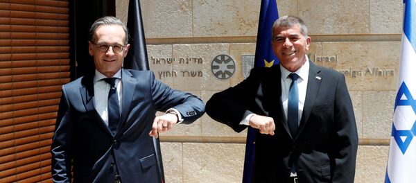 وزير الخارجية الإسرائيلي غابي أشكنازي ونظيره الألماني هيكو ماس يحيان بعضهما البعض خلال لقائهما في القدس - سبوتنيك عربي