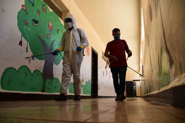 الطلاب السوريون يتوافدون من مناطق المسلحين لتقديم امتحاناتهم في حلب... فيديو+صور - سبوتنيك عربي