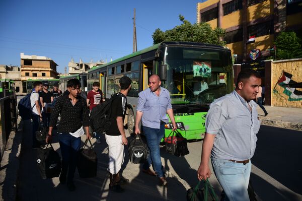 الطلاب السوريون يتوافدون من مناطق المسلحين لتقديم امتحاناتهم في حلب... فيديو+صور - سبوتنيك عربي