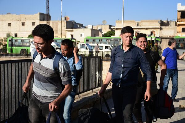 الطلاب السوريون يتوافدون من مناطق المسلحين لتقديم امتحاناتهم في حلب... فيديو+صور - سبوتنيك عربي