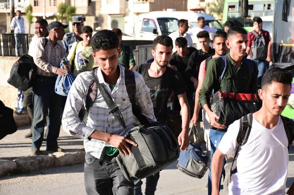 الطلاب السوريون يتوافدون من مناطق المسلحين لتقديم امتحاناتهم في حلب... فيديو+صور - سبوتنيك عربي