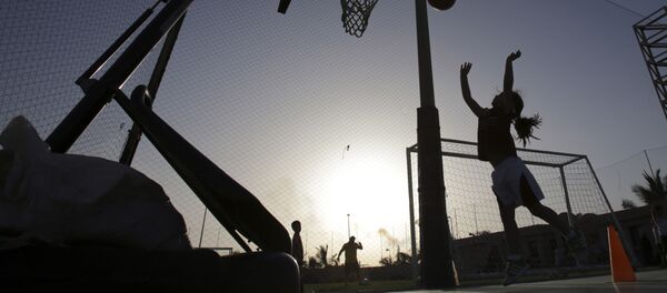 فتاة صغيرة أثناء التدريبات في فريق رياضي تابع لنادي سعودي خاص في جدة   - سبوتنيك عربي