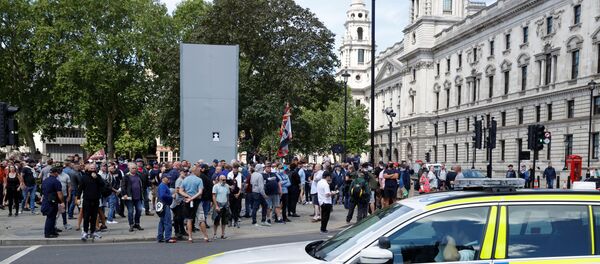 يمينيون يتجمعون عند تمثال تشرشل في لندن قبل احتجاج لمناهضي العنصرية في لندن يمينيون يتجمعون عند تمثال تشرشل في لندن قبل احتجاج لمناهضي العنصرية في لندن - سبوتنيك عربي