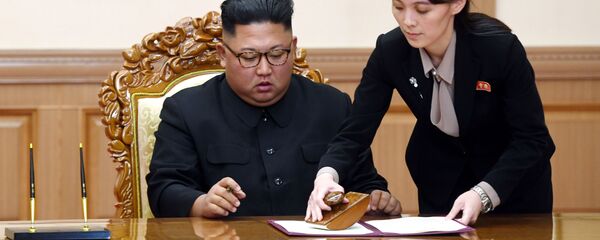 كيم يو جونغ شقيقة الزعيم الكوري الشمالي كيم جونغ أون تساعد كيم في توقيع بيان مشترك عقب القمة مع الرئيس الكوري الجنوبي مون جاي إن في بيت ضيافة بايخواون في بيونغ يانغ في كوريا الشمالية كيم يو جونغ شقيقة الزعيم الكوري الشمالي كيم جونغ أون تساعد كيم في توقيع بيان مشترك عقب القمة مع الرئيس الكوري الجنوبي مون جاي إن في بيت ضيافة بايخواون في بيونغ يانغ في كوريا الشمالية - سبوتنيك عربي