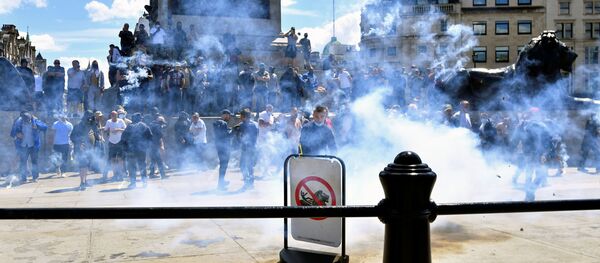 مشاجرات بين يمينيين ومناهضين للعنصرية في لندن مشاجرات بين يمينيين ومناهضين للعنصرية في لندن - سبوتنيك عربي