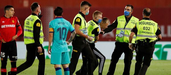 مشجع يرتدي قميص الأرجنتين يقتحم مبارة برشلونة وريال مايوركا - سبوتنيك عربي