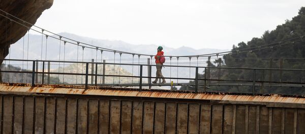 سائح يمشي على مسار الملك الصغير حيث يُعاد فتحه للجمهور في ظل إجراءات التباعد الاجتماعي الصارمة بعد إغلاقه بسبب فيروس كورونا لمدة ثلاثة أشهر تقريبا بالقرب من ملقة جنوب إسبانيا  - سبوتنيك عربي