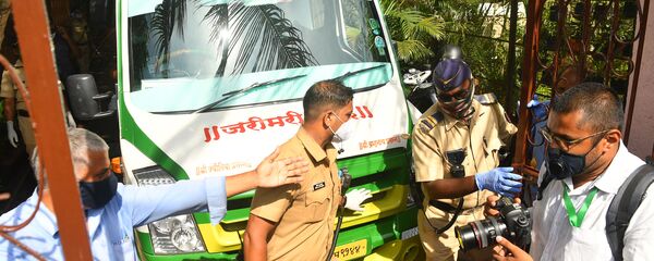 سيارة إسعاف تنقل جثمان الممثل الهندي سوشانت سينع راجبوت بعد انتحاره داخل منزله في مومباي، الهند، 14 يونيو/ حزيران 2020 - سبوتنيك عربي