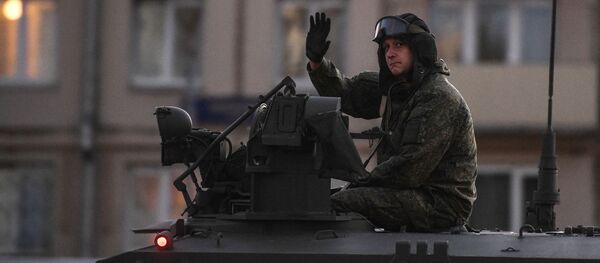 وصول الوحدات العسكرية والآليات المدرعة إلى موسكو للمشاركة  في العرض العسكري بمناسبة مرور الذكرى الـ75 لعيد النصر على ألمانيا النازية في الحرب الوطنية العظمى (1941 - 1945) في 24 يونيو/ حزيران في موسكو - سبوتنيك عربي