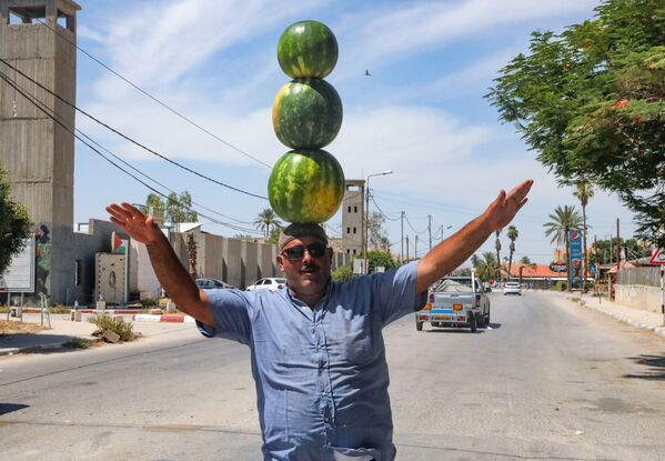 بائعان فلسطينيان على مدخل مدينة أريحا،  12يونيو/ حزيران 2020 - سبوتنيك عربي