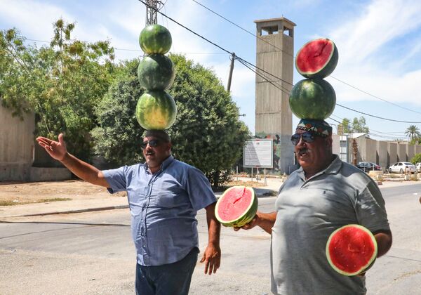 بائعان فلسطينيان على مدخل مدينة أريحا،  12يونيو/ حزيران 2020 - سبوتنيك عربي