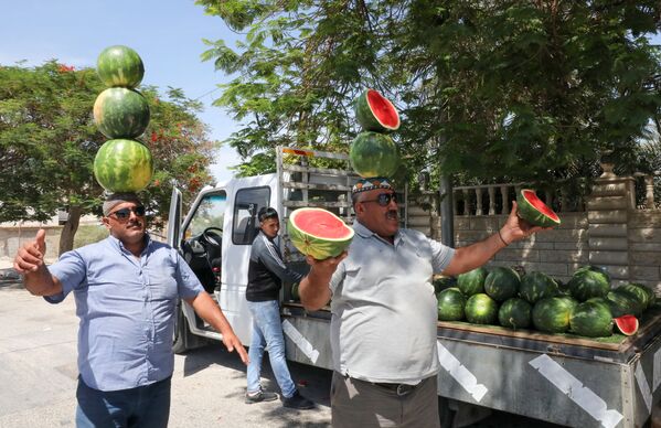 بائعان فلسطينيان على مدخل مدينة أريحا،  12يونيو/ حزيران 2020 - سبوتنيك عربي