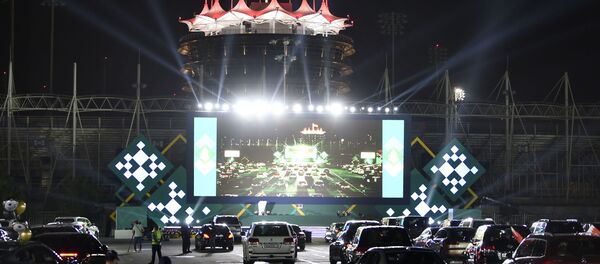 مدرسة بحرينية تقيم حفل تخرج لطلابها بحضور أهاليهم ضمن سياراتهم في (حلبة البحرين لسباقات السيارات) بسبب فيروس كورونا الوبائي، المنامة، البحرين 10 يونيو 2020 مدرسة بحرينية تقيم حفل تخرج لطلابها بحضور أهاليهم ضمن سياراتهم في (حلبة البحرين لسباقات السيارات) بسبب فيروس كورونا الوبائي، المنامة، البحرين 10 يونيو 2020 - سبوتنيك عربي