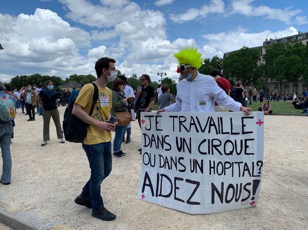 أطباء يحتجون ويطالبون برفع أجورهم في جميع أنحاء فرنسا... فيديو وصور أطباء يحتجون ويطالبون برفع أجورهم في جميع أنحاء فرنسا... فيديو وصور - سبوتنيك عربي