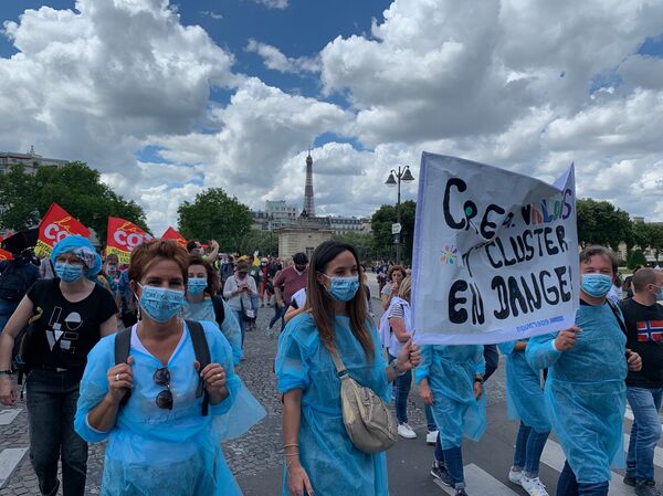أطباء يحتجون ويطالبون برفع أجورهم في جميع أنحاء فرنسا... فيديو وصور أطباء يحتجون ويطالبون برفع أجورهم في جميع أنحاء فرنسا... فيديو وصور - سبوتنيك عربي