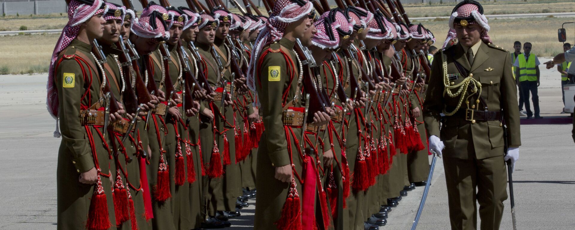 ضابط في الجيش الأردني يتفقد حرس الشرف استعدادًا لوصول الأمير البريطاني ويليام إلى مطار عمان  - سبوتنيك عربي, 1920, 01.01.2025