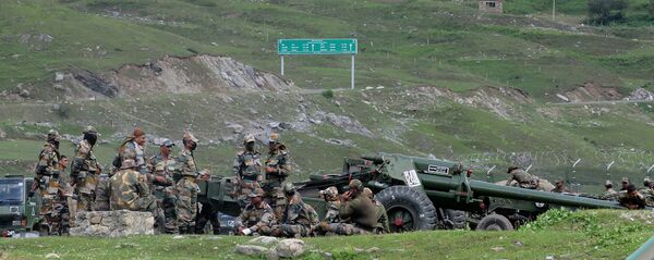 جنود الجيش الهندي يستريحون بجانب مدافع مدفعية في معسكر عبور مؤقت قبل التوجه إلى لاداخ بالقرب من بالتال - سبوتنيك عربي