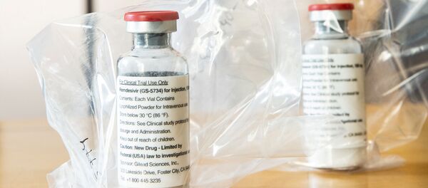  أمبولين من دواء ريمديسيفير خلال مؤتمر صحفي في مستشفى جامعة إيبندورف في هامبورغ بألمانيا - سبوتنيك عربي