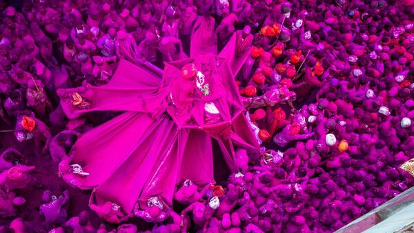 صورة بعنوان  المهرجان الوردي في مدينة كولهابور التاريخية في ولاية ماهاراشترا الهندية، للمصور الهندي شوبهام كوثافال، في فئة كوكبي. صورة واحدة، ضمن القائمة القصيرة لمسابقة أندريه ستينين التصوير الصحفي المحترف - سبوتنيك عربي