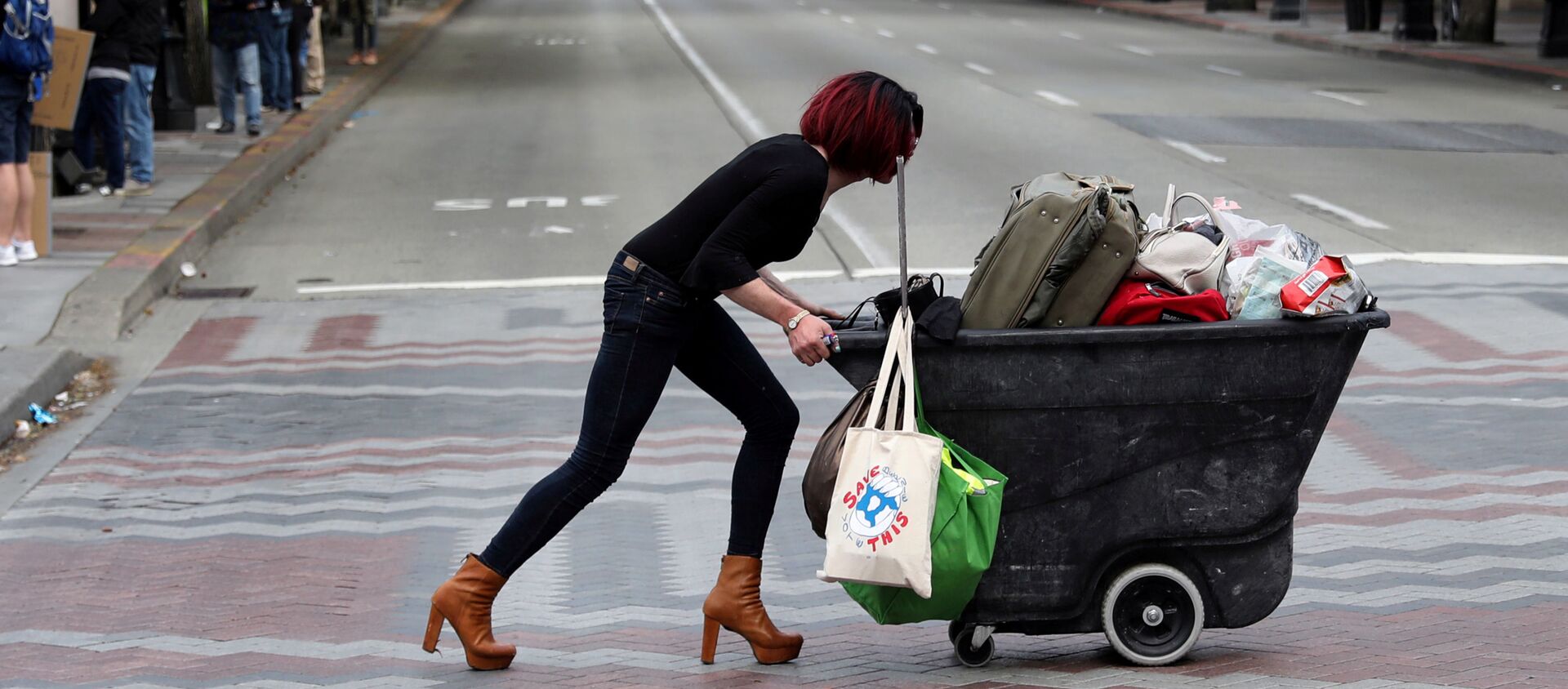 امرأة تدفع عربة أثناء احتجاجات ضد عدم المساواة العرقية والدعوة إلى عدم تمويل شرطة سياتل، في وسط مدينة سياتل، واشنطن، الولايات المتحدة 14 يونيو 2020 امرأة تدفع عربة أثناء احتجاجات ضد عدم المساواة العرقية والدعوة إلى عدم تمويل شرطة سياتل، في وسط مدينة سياتل، واشنطن، الولايات المتحدة 14 يونيو 2020 - سبوتنيك عربي, 1920, 30.06.2020