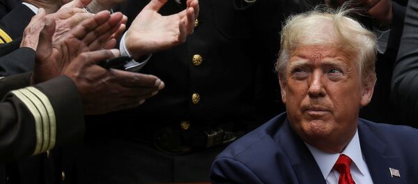 الرئيس الأمريكي دونالد ترامب وسط التصفيق بعد مراسم التوقيع على أمر تنفيذي فيما يخص الإصلاح بالشرطة، في فناء البيت الأبيض في واشنطن، الولايات المتحدة، 16 يونيو 2020 الرئيس الأمريكي دونالد ترامب وسط التصفيق بعد مراسم التوقيع على أمر تنفيذي فيما يخص الإصلاح بالشرطة، في فناء البيت الأبيض في واشنطن، الولايات المتحدة، 16 يونيو 2020 - سبوتنيك عربي