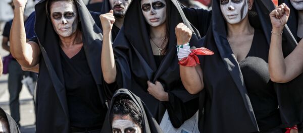 جنازة رمزية أثناء احتجاجات وسط بيروت بسبب تدهور الأوضاع الاقتصادية في لبنان، 13 يونيو 2020 - سبوتنيك عربي