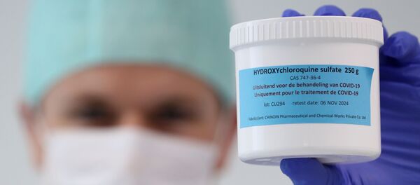 صيدلي يعرض علبة هيدروكسي كلوروكين - سبوتنيك عربي