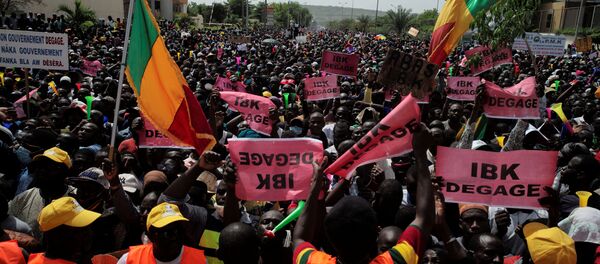 أنصار الإمام محمود ديكو يحضرون احتجاجًا يطالب باستقالة رئيس مالي إبراهيم بوبكر كيتا في ساحة الاستقلال في باماكو - سبوتنيك عربي