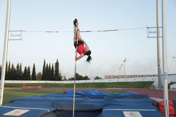 طبيبة تونسية وبطلة أفريقية في رياضة القفز بالزانة تروي قصة مشاركتها في مواجهة كورونا... صور وفيديو - سبوتنيك عربي