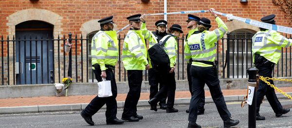 يعبر ضباط الشرطة الطوق في موقع عمليات طعن متعددة في ريدينغ - سبوتنيك عربي