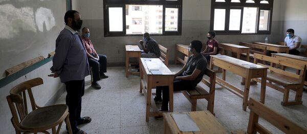 طلاب الثانوية العامة في مصر يرتدون أقنعة واقية أثناء حضورهم في اليوم الأول من الامتحانات وسط مخاوف من تفشي مرض فيروس كورونا طلاب الثانوية العامة في مصر يرتدون أقنعة واقية أثناء حضورهم في اليوم الأول من الامتحانات وسط مخاوف من تفشي مرض فيروس كورونا - سبوتنيك عربي