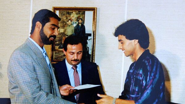 نجم كرة القدم العراقي أحمد راضي مع عدي صدام حسين نجم كرة القدم العراقي أحمد راضي مع عدي صدام حسين - سبوتنيك عربي