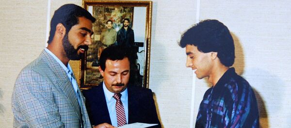 نجم كرة القدم العراقي أحمد راضي مع عدي صدام حسين - سبوتنيك عربي