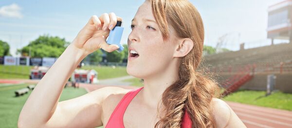 فتاة تحمل منشقة - سبوتنيك عربي