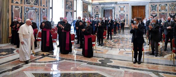 البابا فرانسيس يستقبل جمهوره الأول لمجموعة من الناس منذ أن رفعت إيطاليا إغلاق فيروس التاجي في الفاتيكان - سبوتنيك عربي