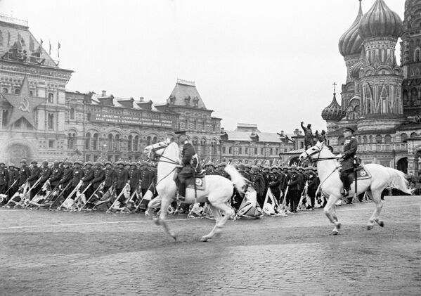 العرض العسكري الأول بمناسبة النصر على ألمانيا النازية في الحرب الوطنية العظمى (1941-1945)، الساحة الحمراء، موسكو 24 يونيو/ حزيران 1945 - سبوتنيك عربي